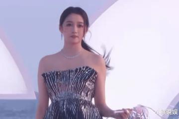 美美的造型全被風毀了!關曉彤手拿仙女棒,風中凌亂好笑又心酸