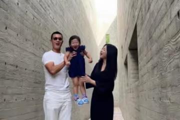 朱珠一家三口游大理，女兒為媽媽補妝，快2歲仍對奶嘴有癮惹爭議