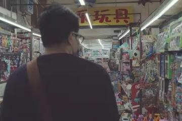 劉愷威現身武漢夜市，大口吃5塊錢路邊攤，坐街邊板凳嗦粉無人識