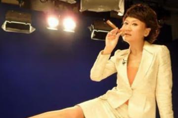 從電視主持到可憐乞求，想當闊太的曹晴，綠卡得不到中國回不來