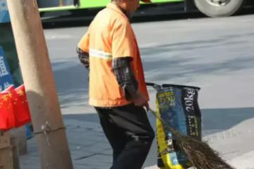 兒子嫌棄父親丟人打了一巴掌,陌生女孩伸出援手,老人給她80萬