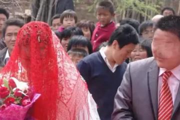小姑子閃婚二年不回家，婆婆忍不住去探望，推開門後楞了
