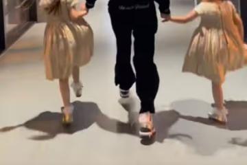 方媛與倆女兒開心同框，老母親牽著愛女蹦蹦跳跳，活潑可愛似少女