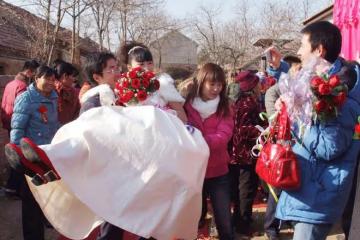 岳父母瞞著生二胎，老婆一年沒回娘家，車禍後把妹妹當女兒養