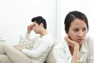 和二婚老婆結婚十年,每月工資和她平分,看眼她的轉帳分文不給