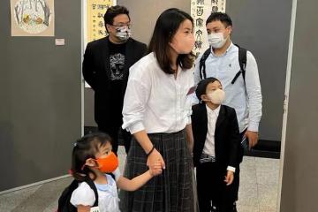 郭晶晶一家五口返港，大兒子暖心舉動獲稱讚，13件行李大陣仗