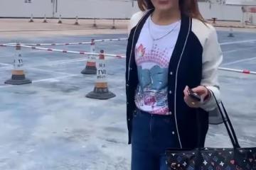 李玟二姐開著一輛豪車出行,紅色手鍊已經換掉了