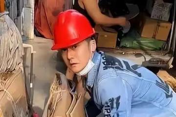 31歲蔣勁夫近況曝光：白天撿破爛，晚上送外賣，為何走到這一步？