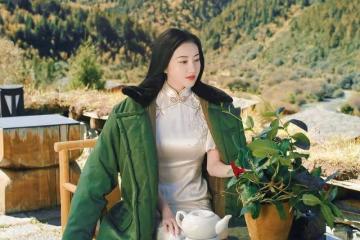 32歲景甜太會長肉了！旗袍勒出凹凸身形，一雙嫩白腿細到像竹竿