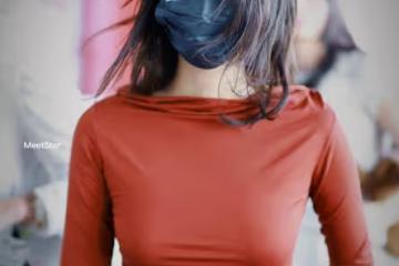 歐陽娜娜最新甜美酷炫時尚穿搭解析!紅色T恤有別樣的魅力