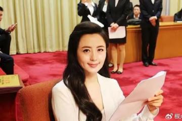 她，長得美演技好，嫁圈外老公生帥氣兒子，一家三口過得平凡也幸福