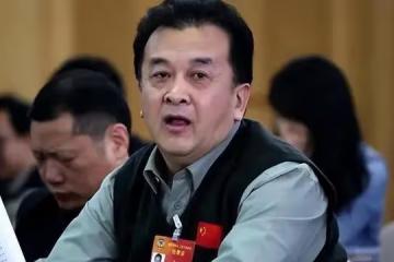 上午被免職，下午被帶走，登24年春晚後來消失的黃宏，如今怎樣？