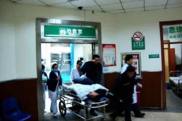 哥哥回家看到弟弟在啃老,說他幾句卻惹怒父親,村裡轉一圈後愣了