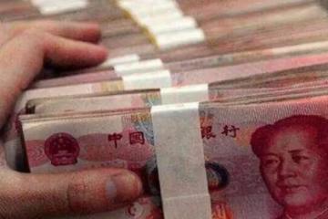我發三萬獎金，婆婆讓我全給侄子交學費，我拒絕後婆婆給我一巴掌