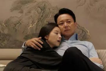 46歲的陳數身穿黑色露肩連衣裙，時尚迷人，女人味十足