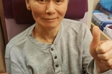 68歲武打巨星劉家輝罕見露面,滿頭白髮被圈內好友照顧得很好