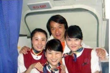 67歲成龍和空姐親密合影,索要地址送禮物引爭議,空姐顏值驚艷