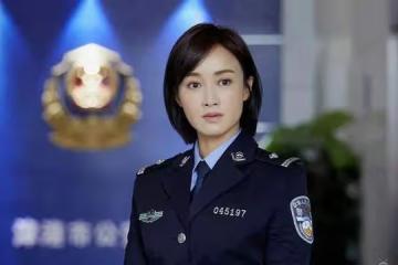 她，從央視最美主持到演員，嫁二婚總裁生一雙女兒，47歲活成這樣