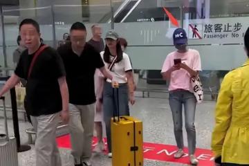 馬伊琍一家五口回上海,打扮少女比女兒搶鏡,愛馬與妹妹摟肩熱聊
