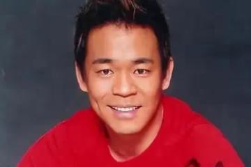 他,26歲上春晚走紅,得罪楊坤20年不說話,55歲至今未婚