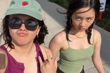 17歲黃多多遭網爆!穿比基尼和外國小哥海邊嬉戲,評論區罵聲一片