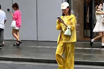 何超蓮陪媽媽陳婉珍逛街,三太穿布鞋打扮相當低調