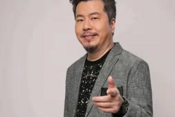 他自以為很紅,執意要在鳥巢開演唱會,今妻子為還債賣車又賣房