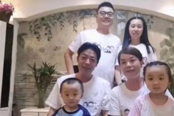 姚師兵尷尬了,教孫子學英語自己卻不懂,奇奇被眾人夸「人精」