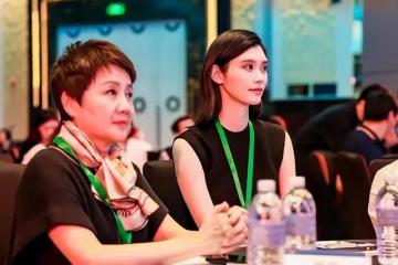 何猷君榮獲財富中國精英稱號，奚夢瑤和婆婆坐在台下鼓掌歡慶