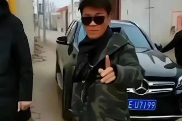 王寶強開300萬豪車回村,看村口立著牌坊,一句話讓村長下不了台