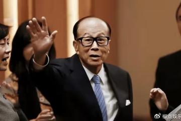 96歲李嘉誠也怕死？坐輪椅去拜佛，不吃燕窩吃紅薯，服長生不老藥