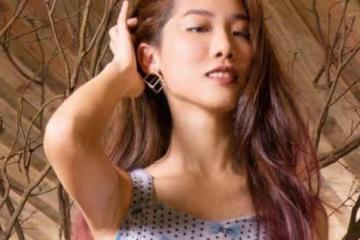 他一把樓過我，將我拉向他的胸膛，我聽見她沉穩的心跳聲