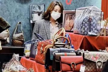網友偶遇殷桃逛街，獨自挑選二手包接地氣，被贊身材火辣行事低調