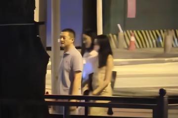 李亞鵬一家三口牽手散步，李嫣挽著繼母胳膊熱聊，母女相處似姐妹