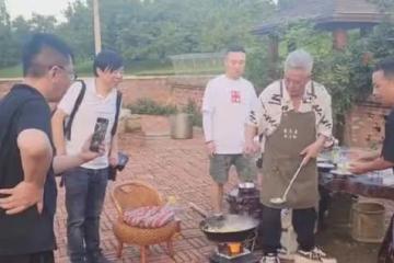 65歲趙本山在鄉村別墅宴客,穿萬元衣服下廚,新劇疑似內涵郭德綱