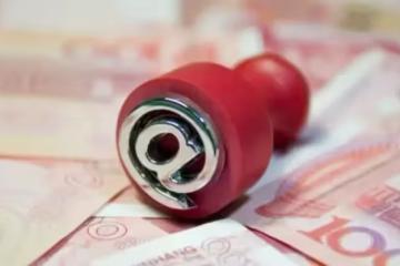 大嫂借我五千一直沒還，和老公回家過年，卻悄悄塞給侄子一萬紅包