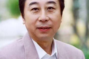 他上舞台33次,老婆成了他的專職司機,兒子30歲如今事業有成