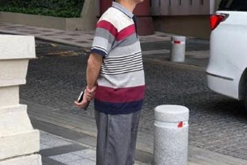 建議六七十歲男人:穿西褲別把皮帶扎褲腰,做好這3點才不顯油膩