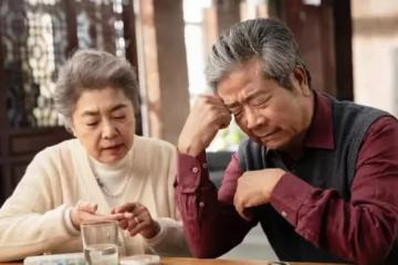 岳母帶娃10年，父母鬧著要她滾蛋，男人：媽留下，我陪我爸媽滾