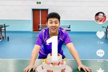 鄧亞萍一家豪宅內為愛子慶生！16歲兒子身材魁梧，長相成熟似許昕