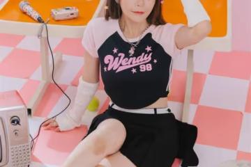 電競女神「巨物太沉」行李箱把手險扛不住!網嗨喊排隊:想當行李箱