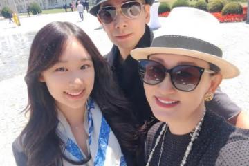 趙文卓與老婆牽手出遊超甜蜜 張丹露小腹微隆明顯
