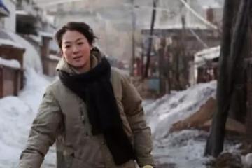 寡婦丟個硬幣給門口乞丐,兒子卻喊他爺爺,乞丐抬頭,寡婦愣住了