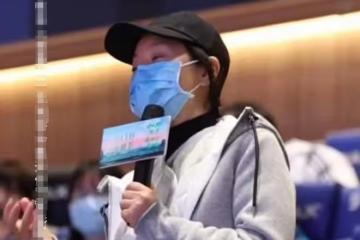 閆妮現身支持星二代當導演，一臉素顏宛如不會老，兩條小細腿吸睛