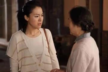 婆婆幫大兒子帶十年孩子,卻不肯幫俺帶,她年老後,俺舉動她淚流