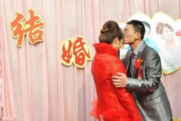 岳母動手術，妻子借五萬辭職護理，女婿鬧離婚，探望後他再借五萬