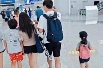 何潔一家五口團聚!他穿短褲,腿和二奶一樣粗,三個孩子膚色一樣