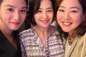 何超瓊抱老虎慶祝生日,氣色狀態年輕又漂亮,何超鳳女兒送祝福