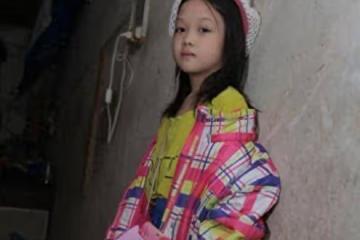 越南7歲無家可歸女孩因舊衣服搭配能力出名,如今想當T台模特