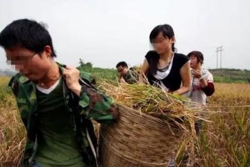 母親去世後父親將我掃地出門，兩年後偶遇以前鄰居，讓我羞愧不已